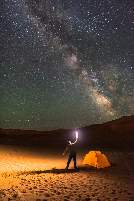 新疆库木塔格沙漠的银河图片下载