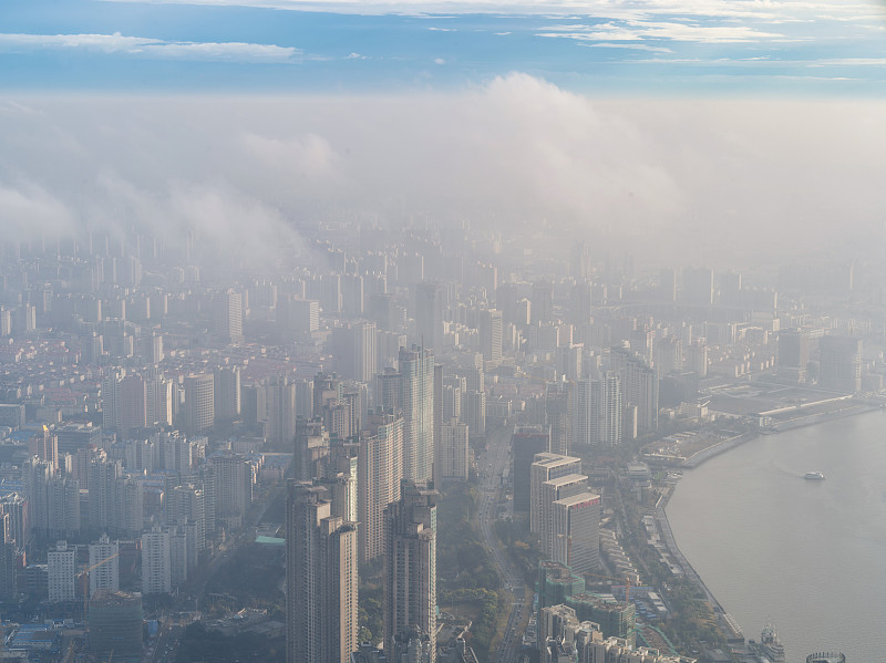 俯瞰雾霾下的上海城区图片素材