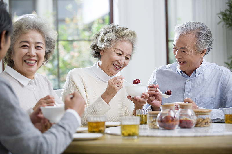 快乐的老年人聚在一起吃饭图片下载