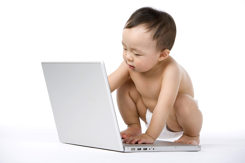 婴儿和笔记本电脑图片下载