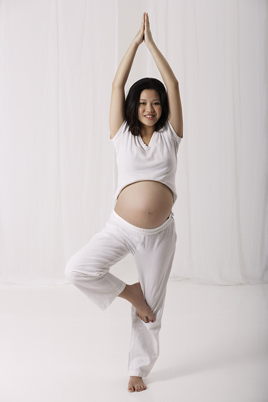 练习瑜伽的孕妇图片下载