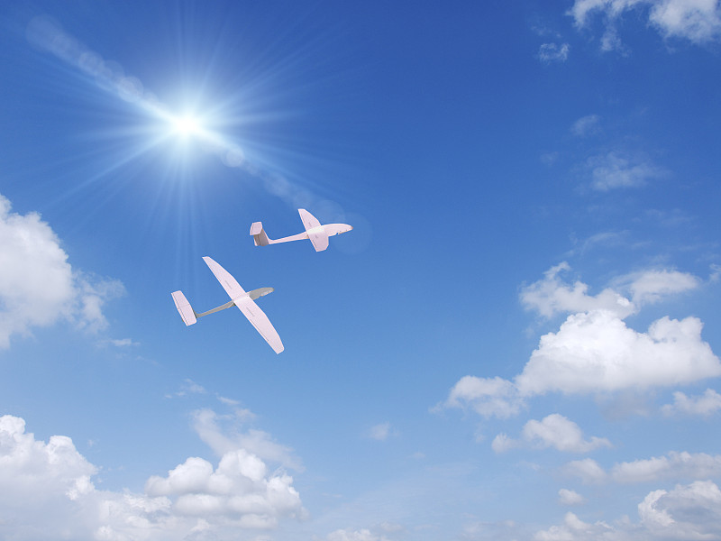 两架纸飞机在天空中飞行图片素材