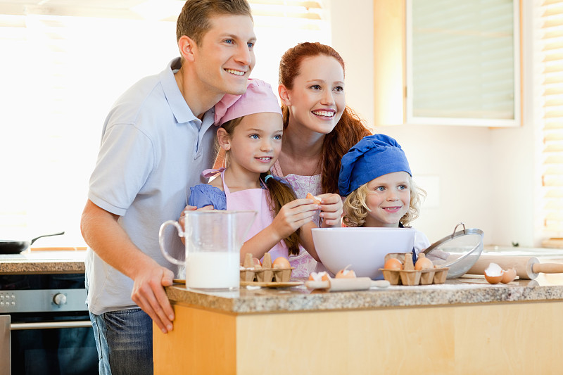 幸福的家庭在厨房里和烘焙材料图片下载