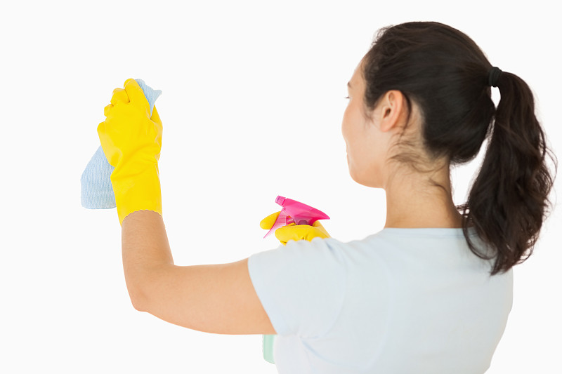 在白色背景中，一个女人正在清理墙壁图片下载