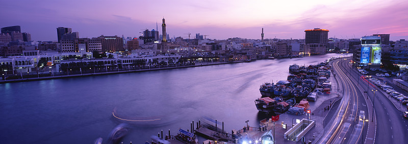 迪拜河从德拉一侧看黄昏，迪拜，阿拉伯联合酋长国图片下载