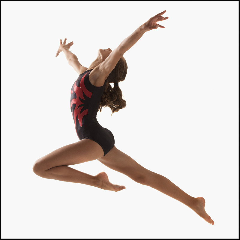 女子体操运动员(12-13)跳跃图片下载
