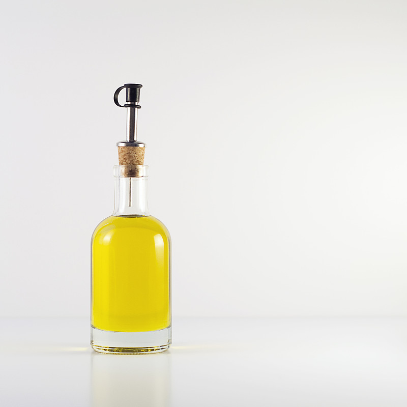 玻璃瓶里的橄榄油图片下载