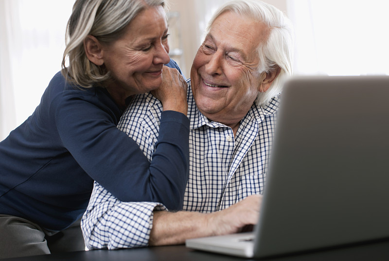德国，瓦肯多夫，一对老年夫妇在用笔记本电脑图片下载