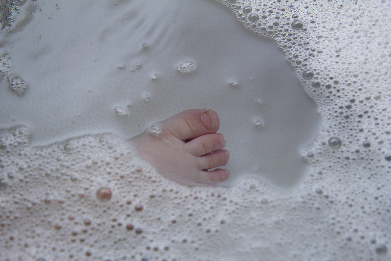 沐浴中的婴儿脚图片下载