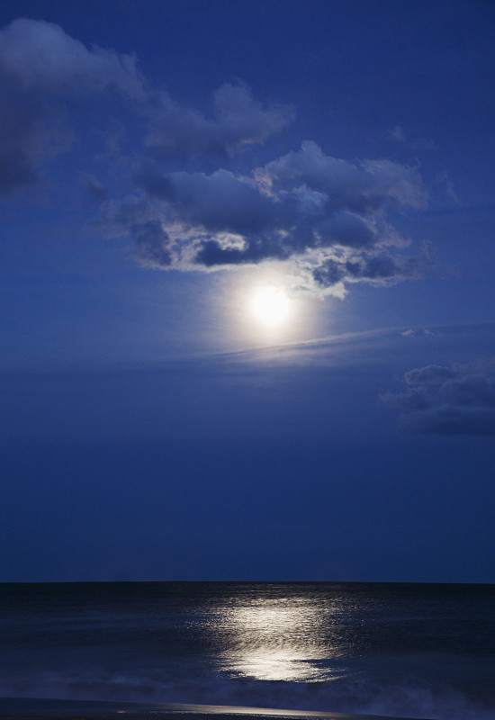 美国，纽约，皇后区，洛克威海滩，风景与大海和月光的夜晚图片下载