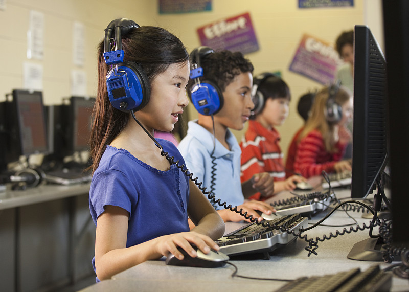 学生们在教室里用电脑听耳机图片下载