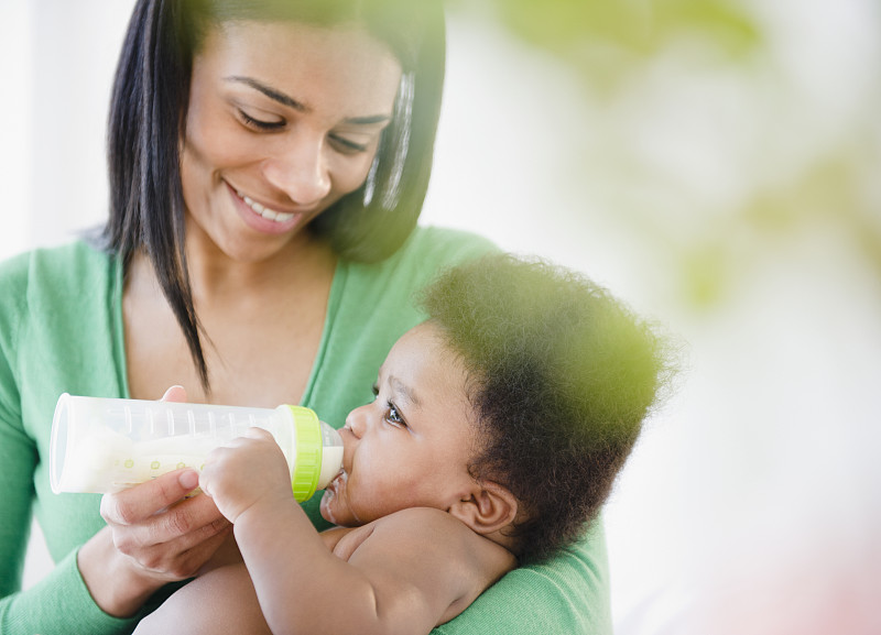 非裔美国母亲用奶瓶喂男婴图片下载