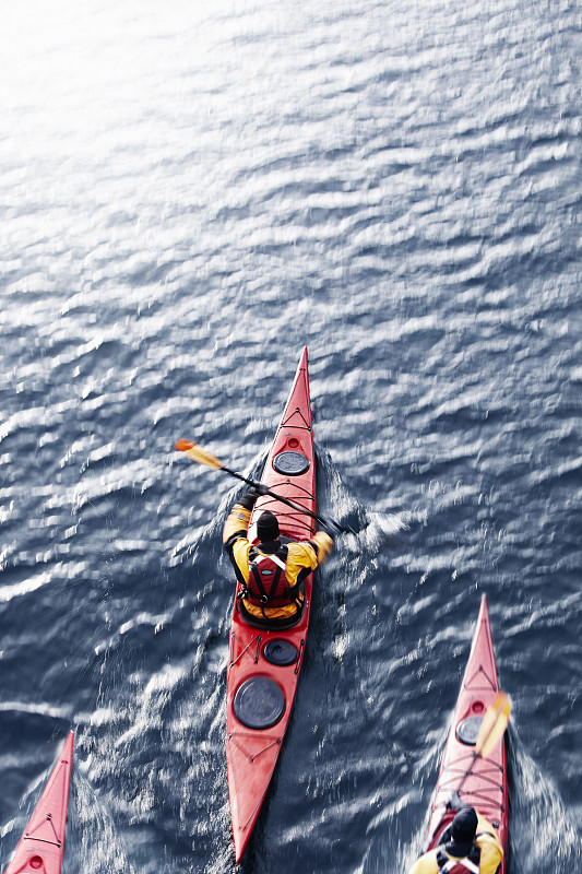 皮划艇运动员在水中的鸟瞰图图片下载