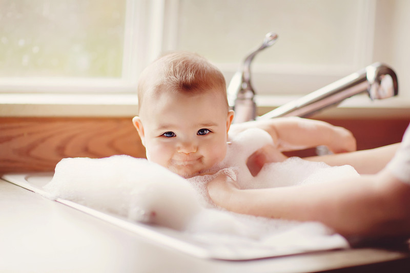 男婴在水池里洗澡图片下载
