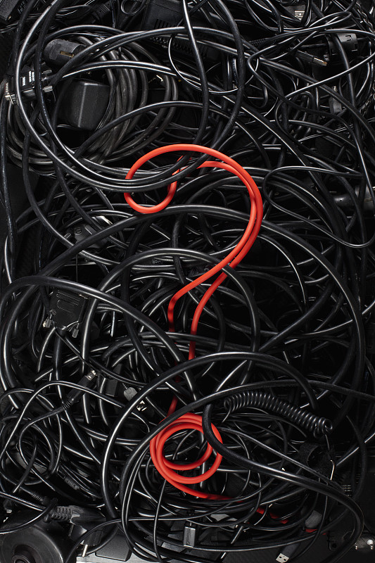 一根红色的问号线在一堆黑色的线和电缆中图片素材