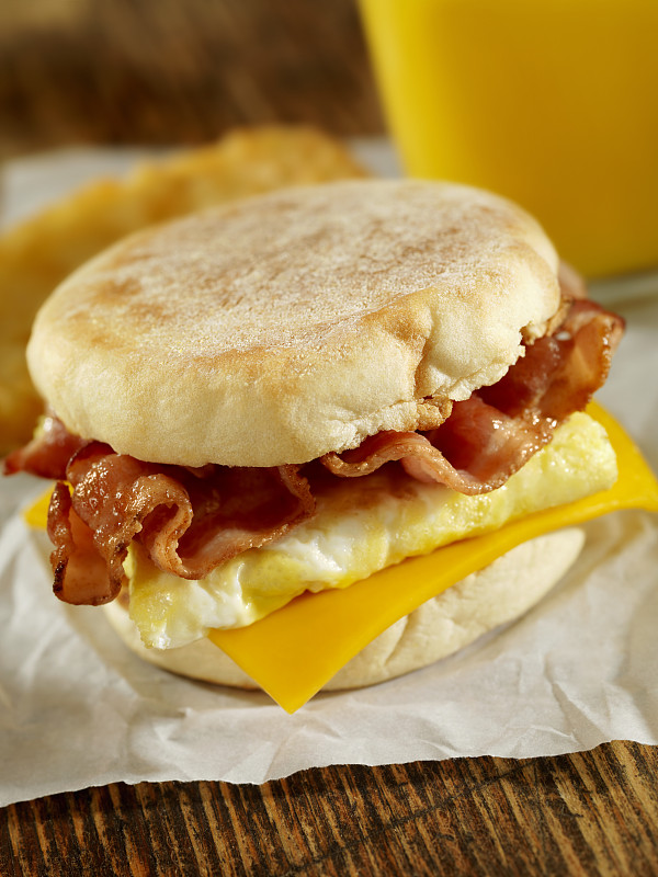 培根鸡蛋早餐三明治图片下载
