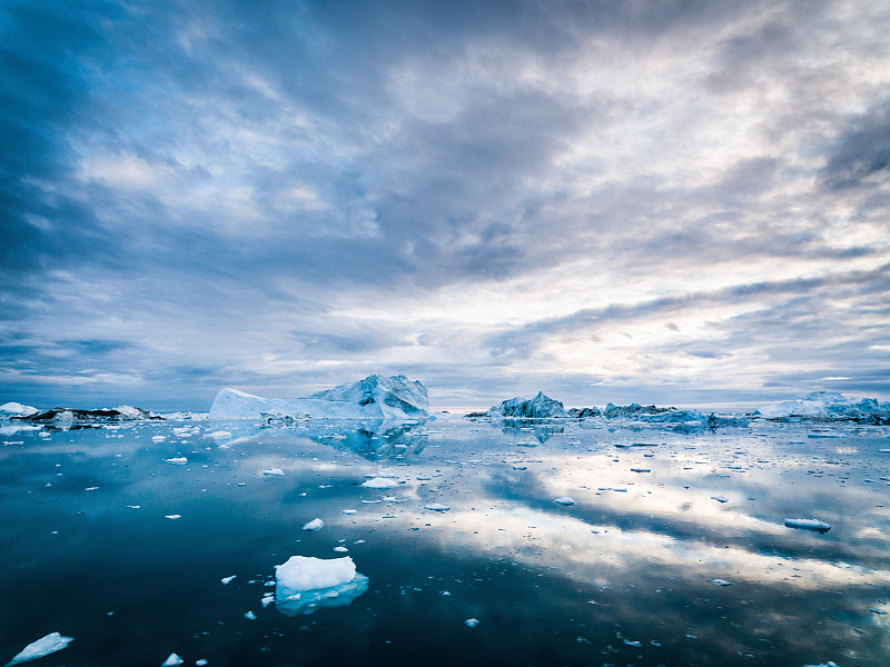 北极冰山格陵兰伊卢利萨特冰峡湾清晨日出图片下载