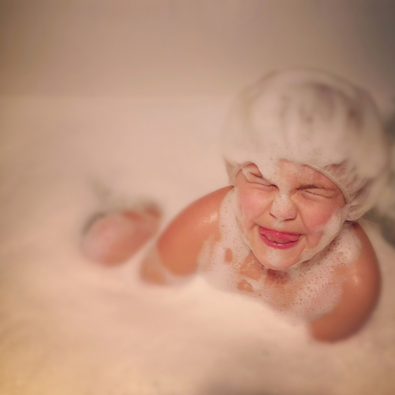 脸上满是泡泡的孩子在洗澡图片素材