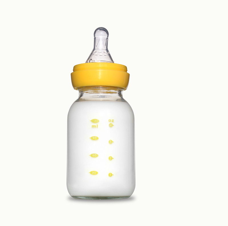 黄色婴儿奶瓶和配方奶粉图片下载