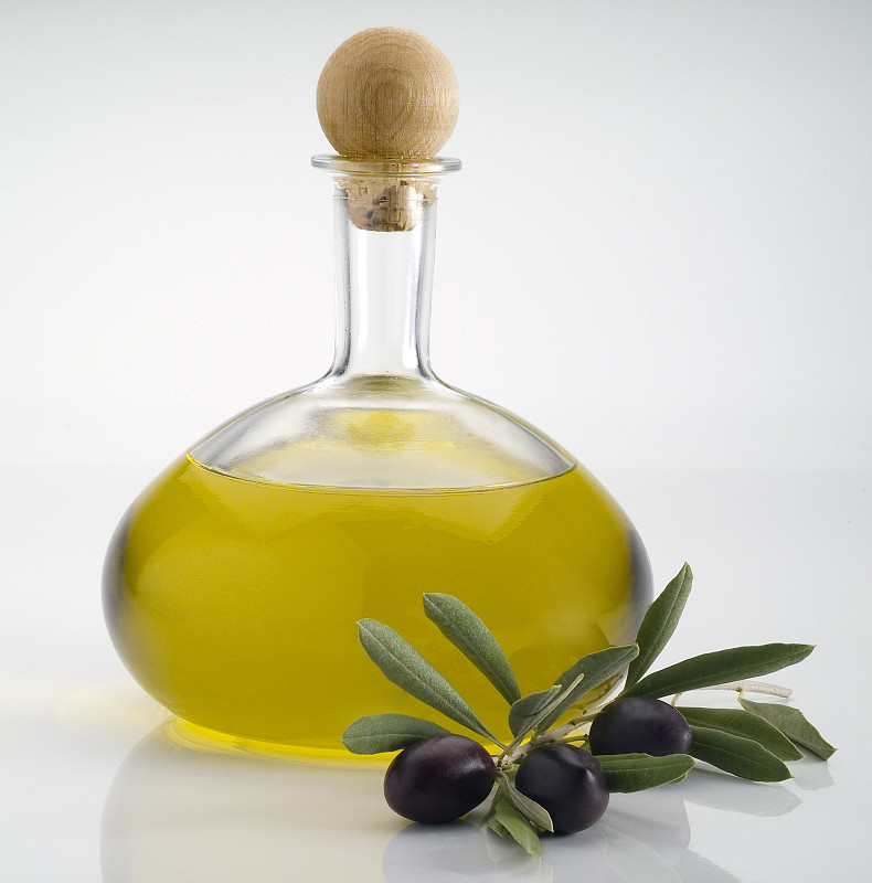 瓶中的橄榄油和橄榄图片下载