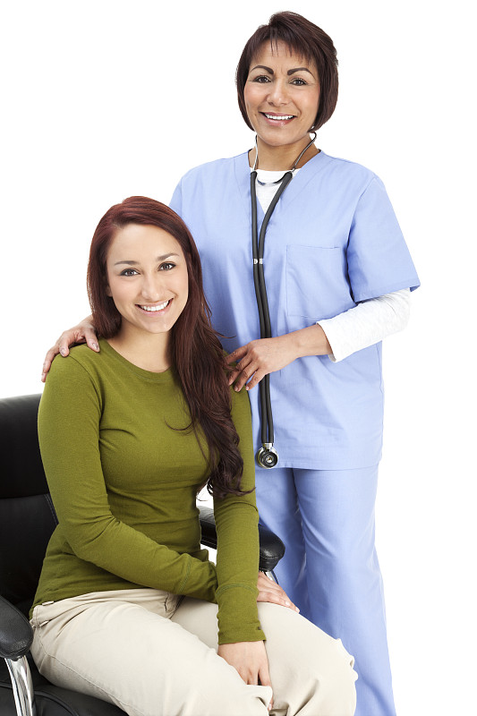 身穿蓝色手术服的西班牙护士带着年轻病人图片下载