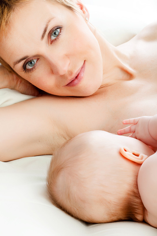 婴儿母乳喂养图片下载