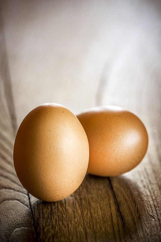 新鲜的鸡蛋放在木桌上图片下载