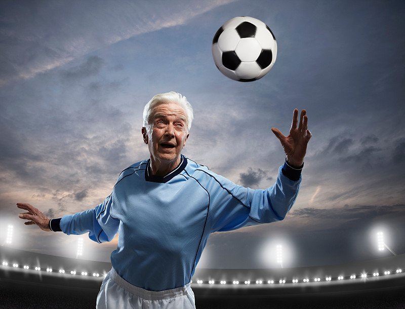 老年人踢足球图片下载