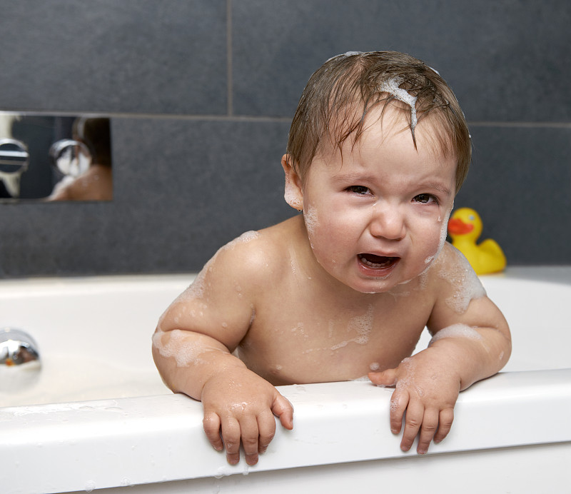 宝宝洗澡时不高兴图片下载