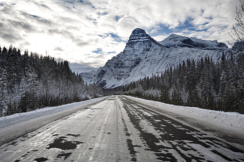 冰雪覆盖的公路通向山上图片下载
