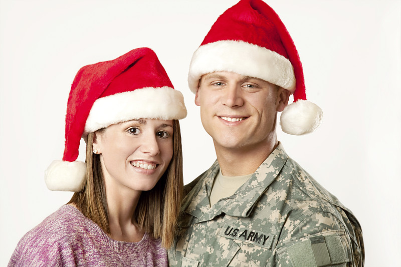 戴着圣诞帽的美国士兵和妻子图片下载