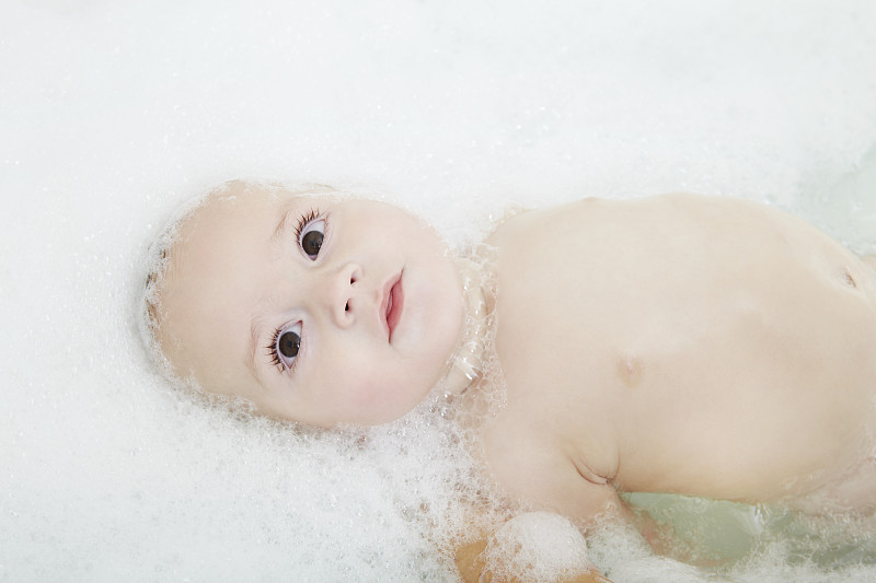 女婴躺在泡泡浴里图片下载