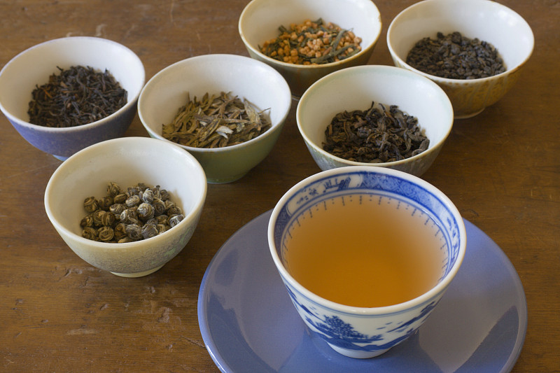 茶叶品尝品种与倒杯热饮图片下载
