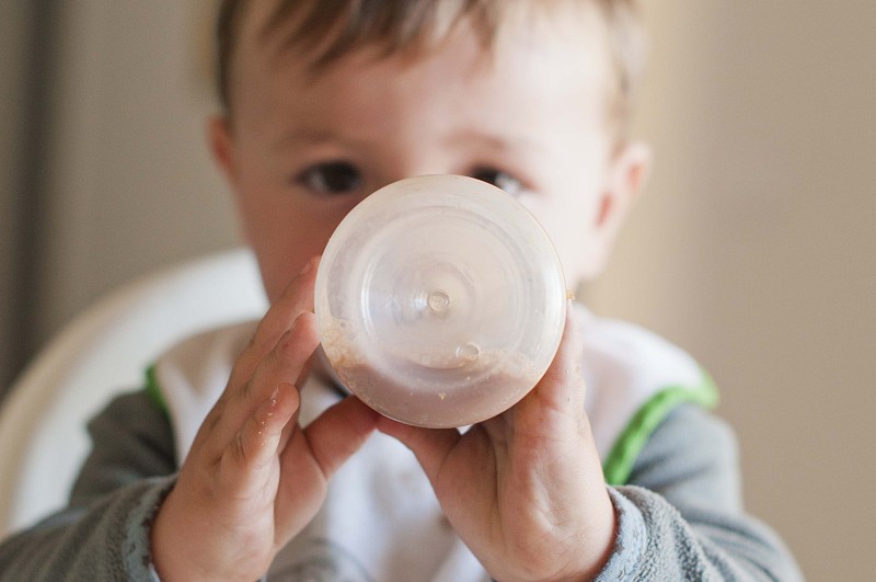 婴儿与奶瓶图片下载
