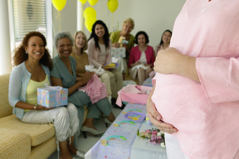 孕妇抱着肚子，客人在后面，中段图片下载