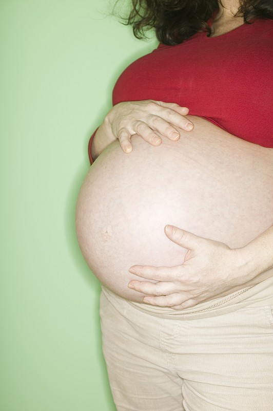 孕妇抱着肚子，腹部图片下载