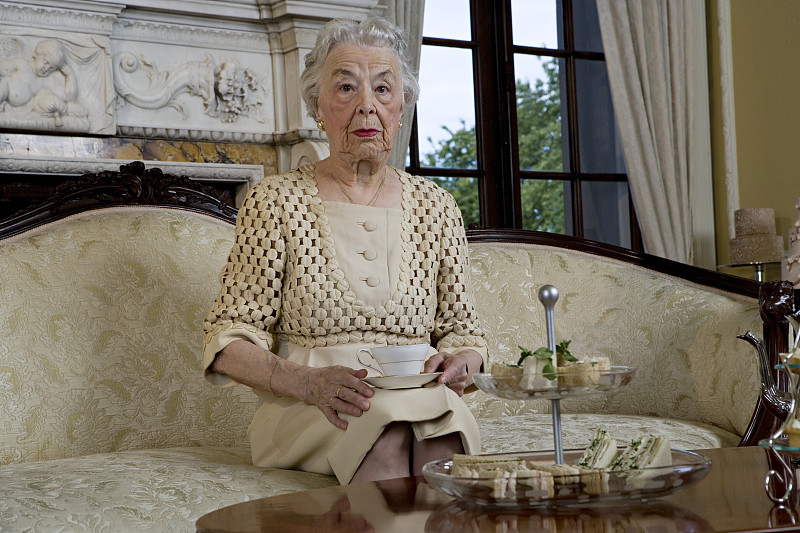 老女人喝茶，画像图片下载