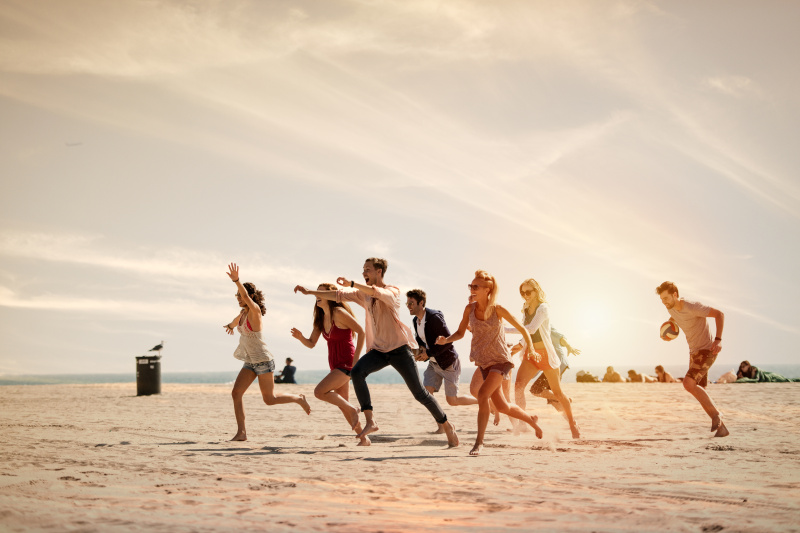 一群朋友在海滩上跑步图片下载