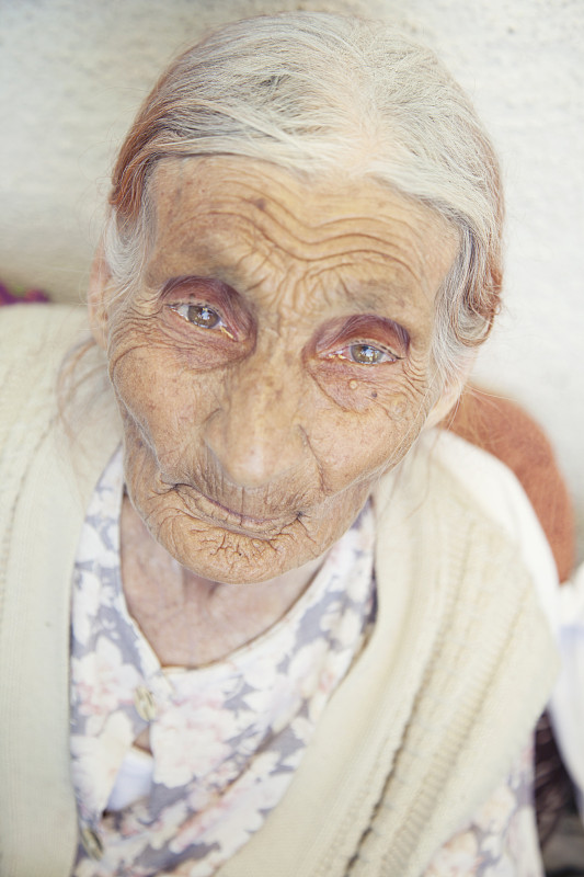 老年妇女的特写肖像图片下载