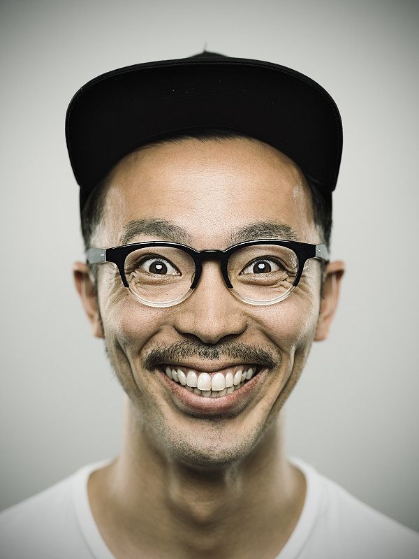一个年轻的日本男人脸上带着大大的微笑图片下载
