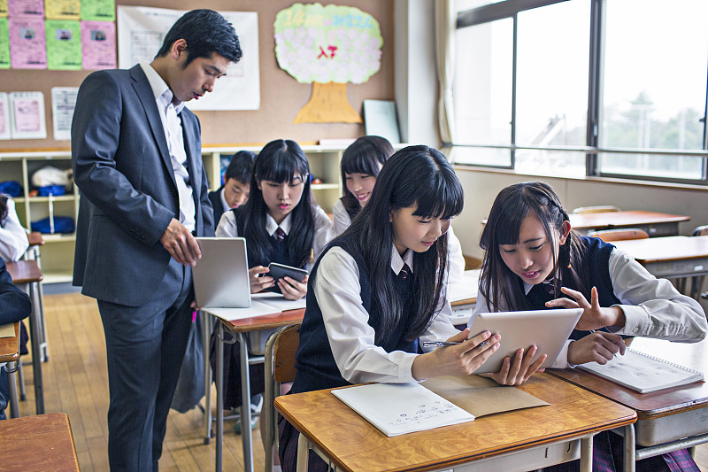 日本孩子在学校使用电子平板电脑图片下载