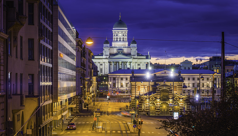 赫尔辛基大教堂俯瞰市场广场日落的芬兰全景图片素材