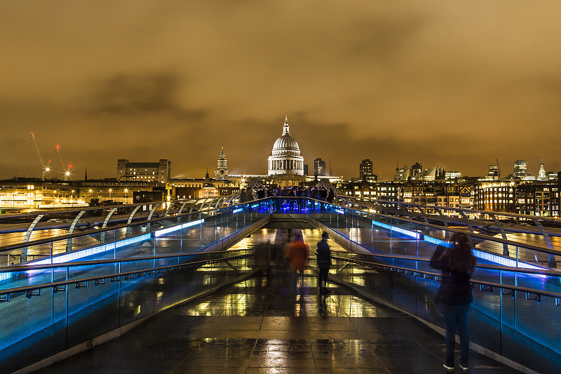 英国，伦敦，从千禧桥到灯火通明的圣保罗大教堂图片下载