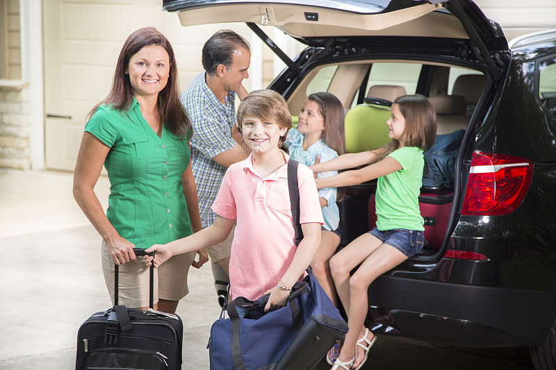 全家收拾车去度暑假。父母,孩子。图片下载