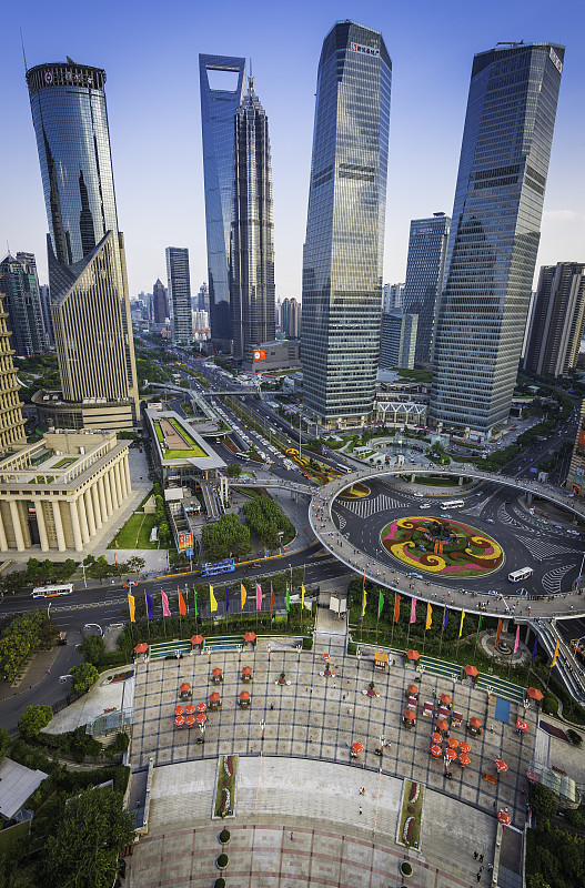 上海摩天大楼高耸于浦东，未来的城市景观，繁忙的街道图片素材