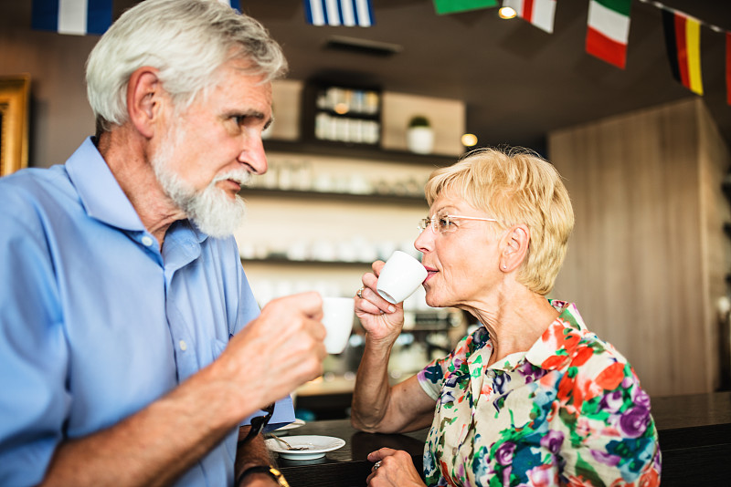 一对老年夫妇在咖啡馆里一起喝咖啡图片下载