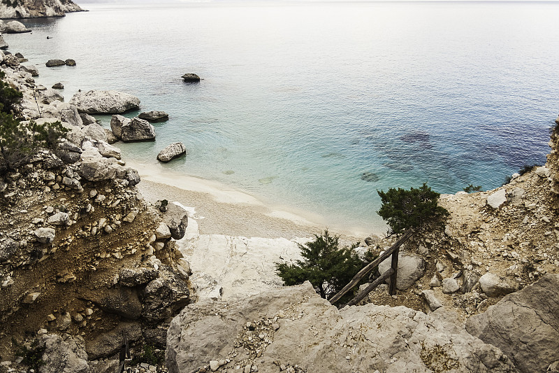 意大利撒丁岛Cala Goloritze海岸悬崖的高角度视图图片下载