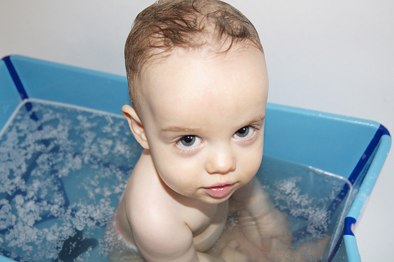 男婴洗澡时的肖像图片下载