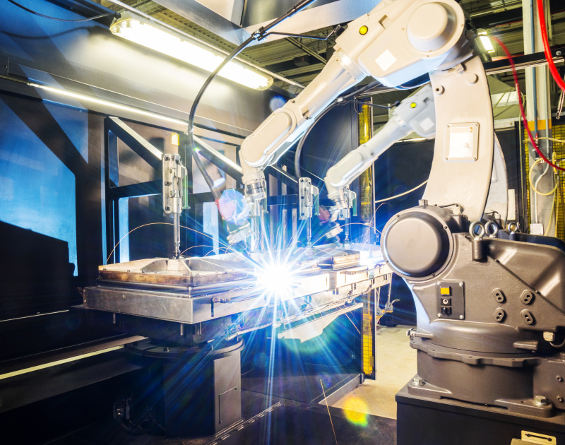 现代金属工厂的高科技机器人焊机图片下载