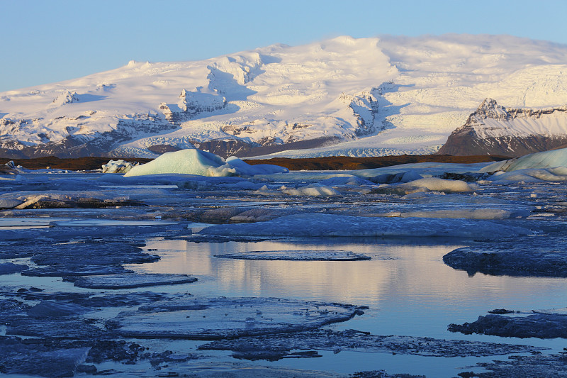 冰岛，日出时冰川漂浮在冰川上图片下载